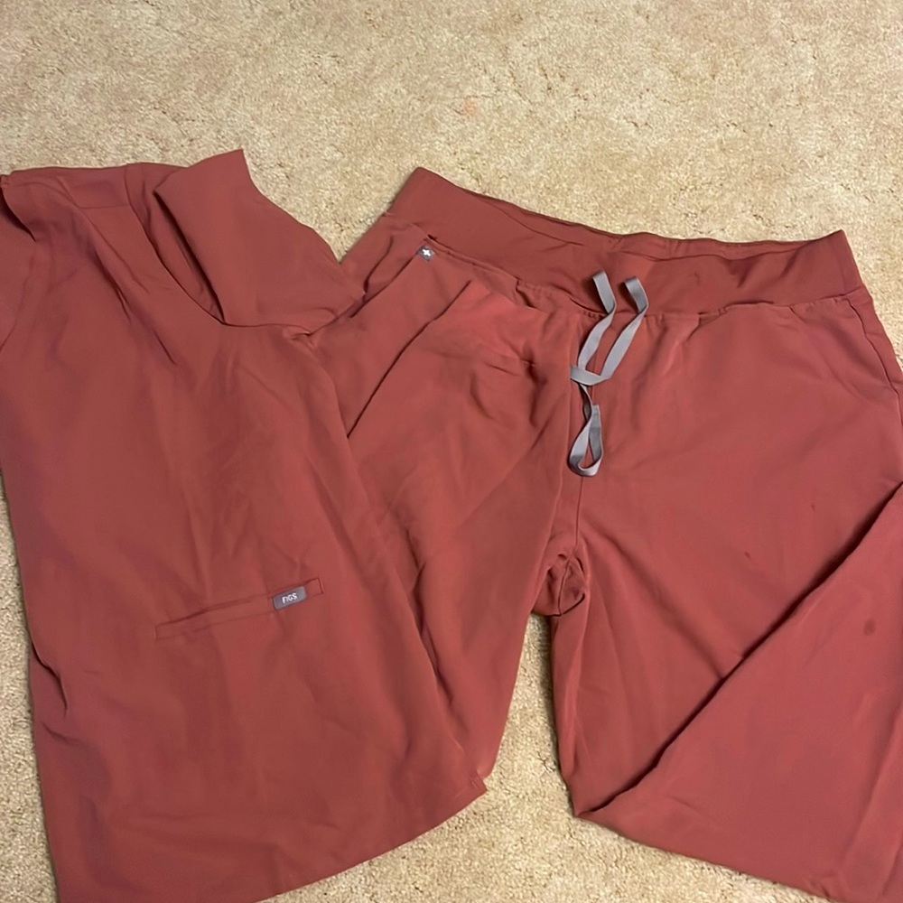 Mauve Figs scrub set. Size XXL